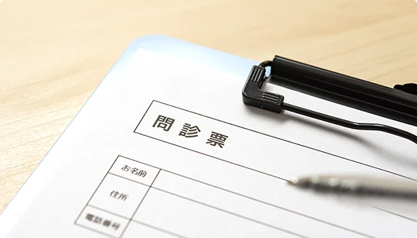 小児科受診用の問診票と筆記具が置かれた机の上