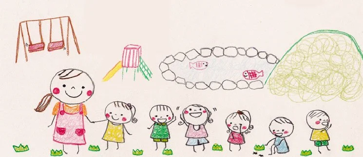 砂場や滑り台のある屋外で保育士と子どもたちが手をつないで並んでいる様子