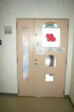 2階の保育室へ向かうエレベーターの扉
